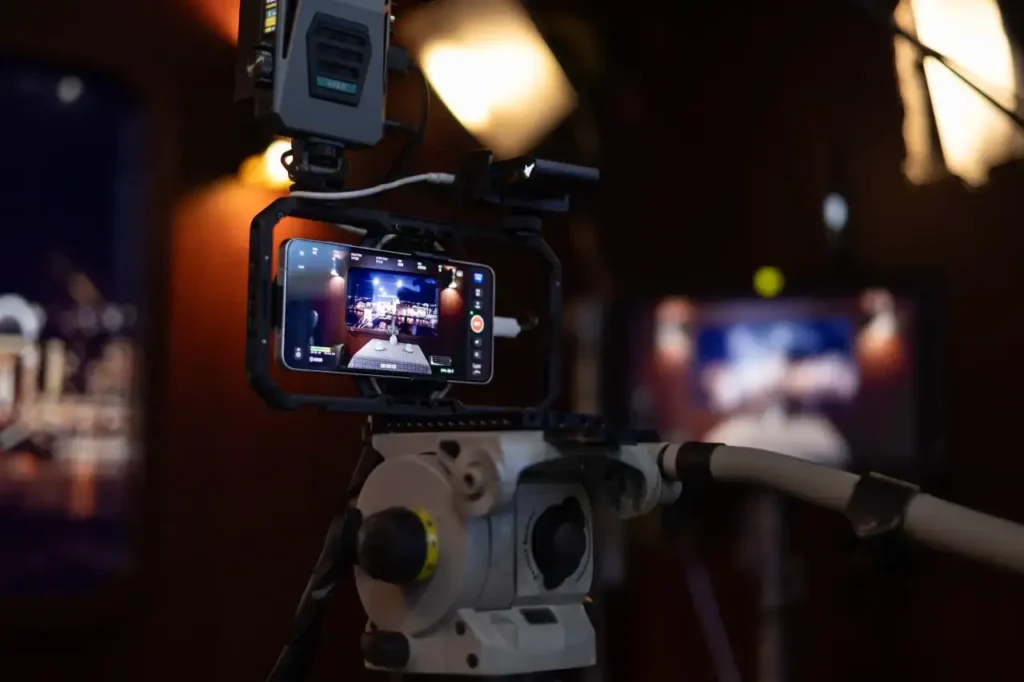Vivo X300 Ultra llega a MWC 2026 con video profesional móvil En el marco de MWC 2026, vivo presentó el X300 Ultra, su nuevo buque insignia centrado en video profesional desde el smartphone. El Vivo X300 Ultra quiere volverse parte de las grandes producciones cinematográficas. Para lograrlo, el equipo integra lentes Zeiss de 400mm, grabación 4K a 120 fps, formato Log de 10 bits. Además, Dolby Vision y audio optimizado para cubrir todo el flujo creativo móvil. Vivo X300 Ultra llega a MWC 2026 con video profesional móvil Creación profesional de video con maestría cinematográfica El X300 Ultra ofrece grabación de video de alta especificación en todas sus cámaras traseras, con soporte para 4K a 120 fps en múltiples distancias focales. De esta forma, los creadores pueden capturar desde paisajes amplios hasta primeros planos con teleobjetivo manteniendo una apariencia de imagen consistente y cinematográfica. Por otra parte, el equipo incorpora OIS de rango completo, con 3° de estabilización óptica en 85 mm para escenas en movimiento exigente. El dispositivo eleva la imagen profesional con Video Master Color 4K en varias distancias focales, combinando alta resolución y la ciencia de color de vivo. Además, la Paleta de Color en Video permite ajustar tono, saturación y contraste, lo que facilita un control detallado desde la captura hasta la postproducción. Un ecosistema completo de creación profesional sin limitaciones El X300 Ultra incorpora grabación Log profesional en todas las cámaras traseras, con 4K a 120 fps, profundidad de color de 10 bits y amplio rango dinámico. En paralelo, el Modo Pro Video ofrece interfaz y parámetros similares a cámaras de cine, mientras el monitoreo admite LUTs 3D personalizados en tiempo real. Como resultado, vivo Log se integra con el flujo de trabajo ACES, lo que facilita combinar contenido móvil y de cámaras de cine en un espacio de color unificado. El sonido también es protagonista gracias al sistema Quad-Mic Audio Recording Master, diseñado para distintos entornos de grabación con seis escenarios preestablecidos. Además, el X300 Ultra es compatible con un conjunto modular de accesorios, como grip profesional, estructura tipo cage, ventilador de enfriamiento y marco para lentes externos. Según Yu Meng, vicepresidente de Imaging en vivo, la compañía está evolucionando desde la fotografía móvil hacia una plataforma completa de creación cinematográfica. De esta manera, el objetivo es hacer que la producción de video con calidad de cine resulte más intuitiva, fluida y accesible para los creadores profesionales. Vivo X300 Ultra llega a MWC 2026 con video profesional móvil Con el X300 Ultra, vivo consolida su apuesta por llevar capacidades de video cinematográfico a los smartphones, combinando hardware de gama alta y un ecosistema de accesorios profesionales. Finalmente, la compañía refuerza su presencia en el segmento premium global y su posicionamiento como referente en tecnologías avanzadas de imagen móvil. Palabras clave sugeridas: vivo X300 Ultra video profesional, vivo X300 Ultra MWC 2026, creación de contenido cinematográfico móvil, grabación 4K 120 fps Log, ecosistema profesional de video vivo, smartphone para creadores de video Vivo X300 Ultra llega a MWC 2026 con video profesional móvil